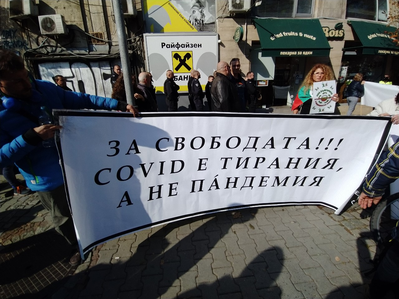 Протест бушува под прозорците на Кацаров: Стойчо, ти си вирус за здравеопазването НА ЖИВО