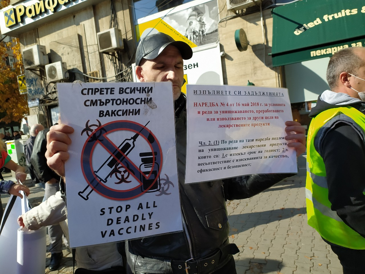 Протест бушува под прозорците на Кацаров: Стойчо, ти си вирус за здравеопазването НА ЖИВО