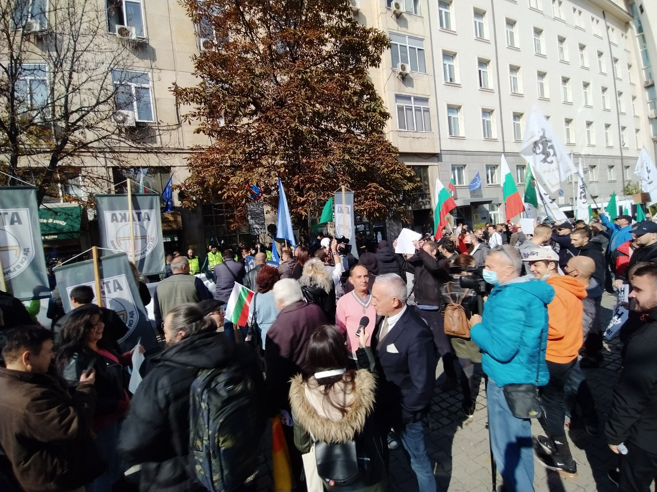 Протест бушува под прозорците на Кацаров: Стойчо, ти си вирус за здравеопазването НА ЖИВО