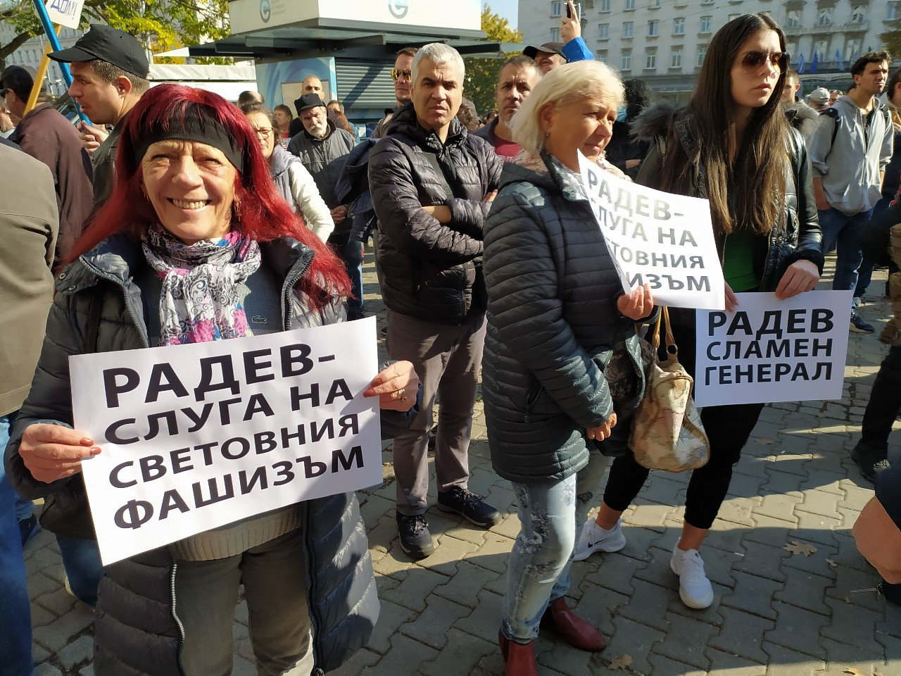 Протест бушува под прозорците на Кацаров: Стойчо, ти си вирус за здравеопазването НА ЖИВО