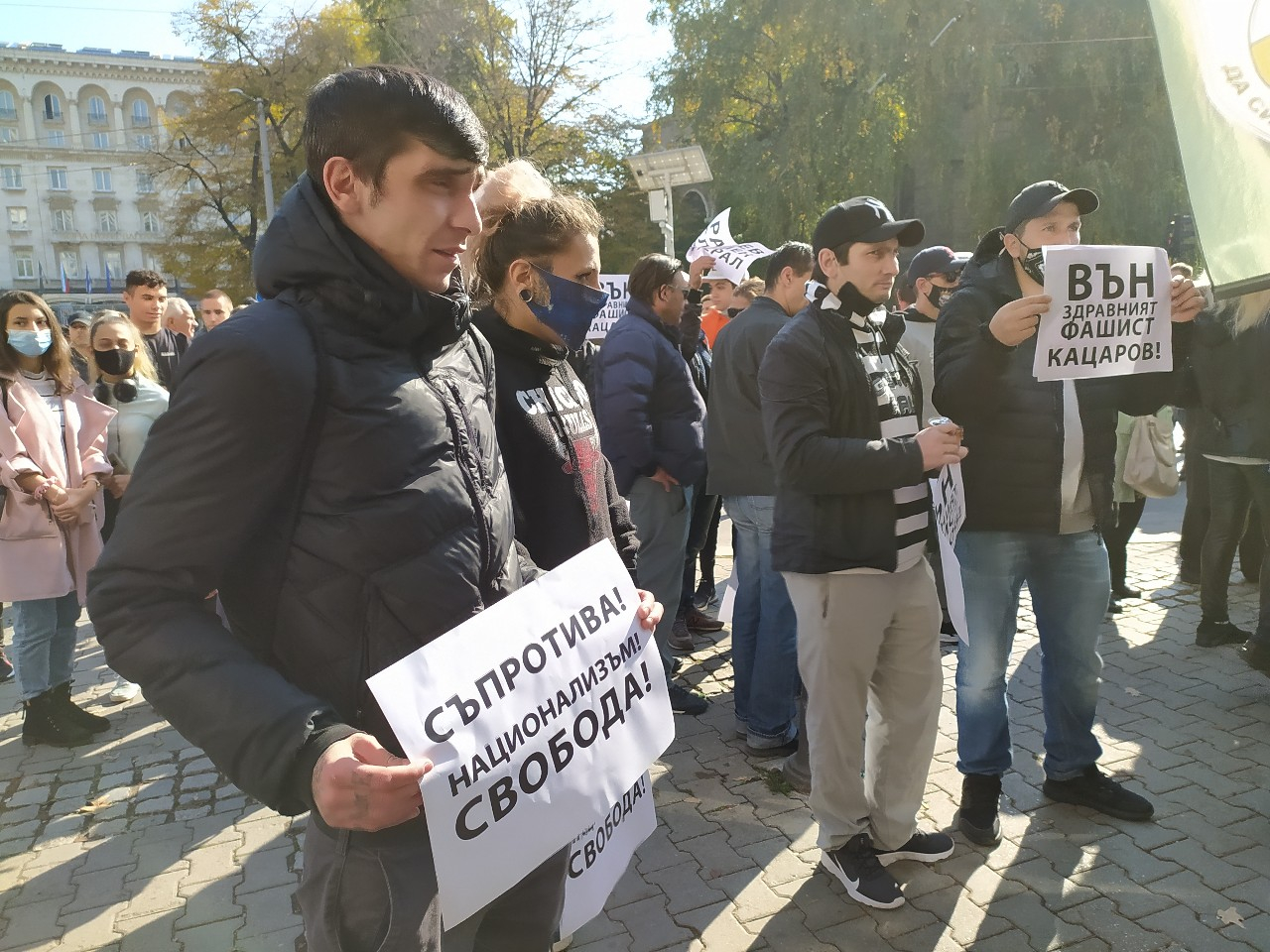 Протест бушува под прозорците на Кацаров: Стойчо, ти си вирус за здравеопазването НА ЖИВО
