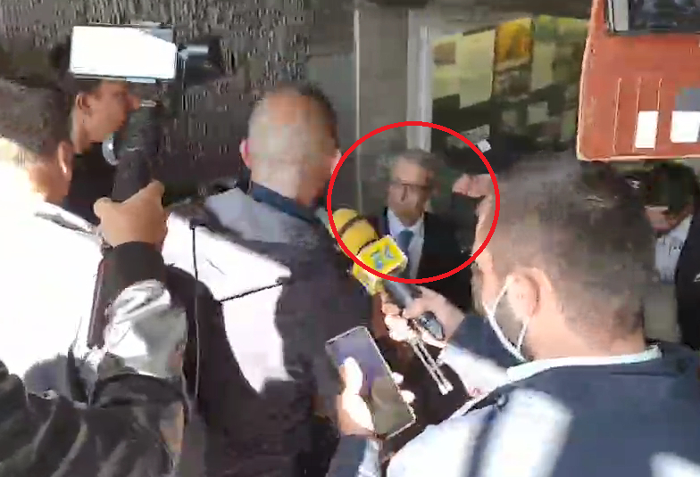 Гневът ескалира, протестиращи сгащиха Денков и Кацаров и... ВИДЕО