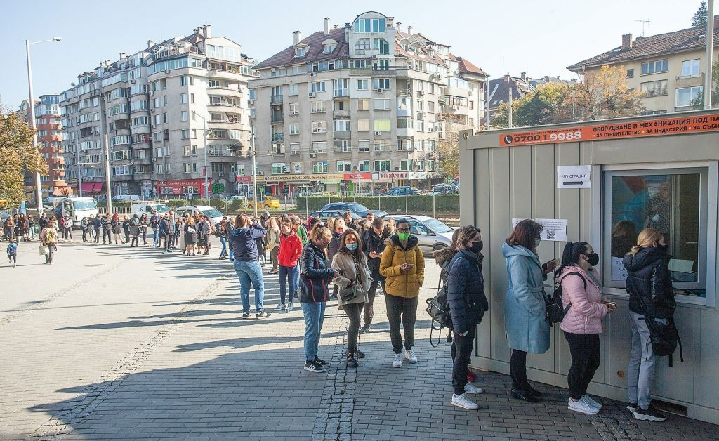 Вирусолози: Сертификатът "Кацаров" сее хаос и зараза
