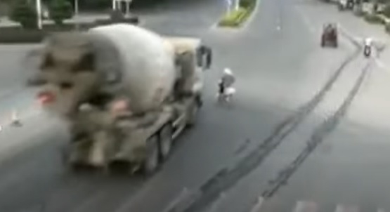Зрелищни ВИДЕА: Жена се изплъзна от смъртта два пъти за няколко секунди