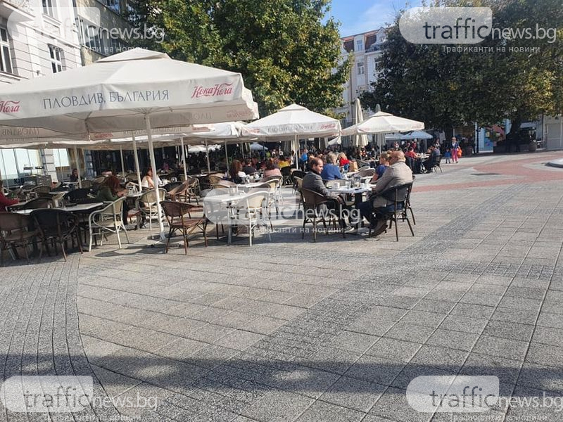Пловдивчани препълниха главната, пият и пазаруват като за последно СНИМКИ 
