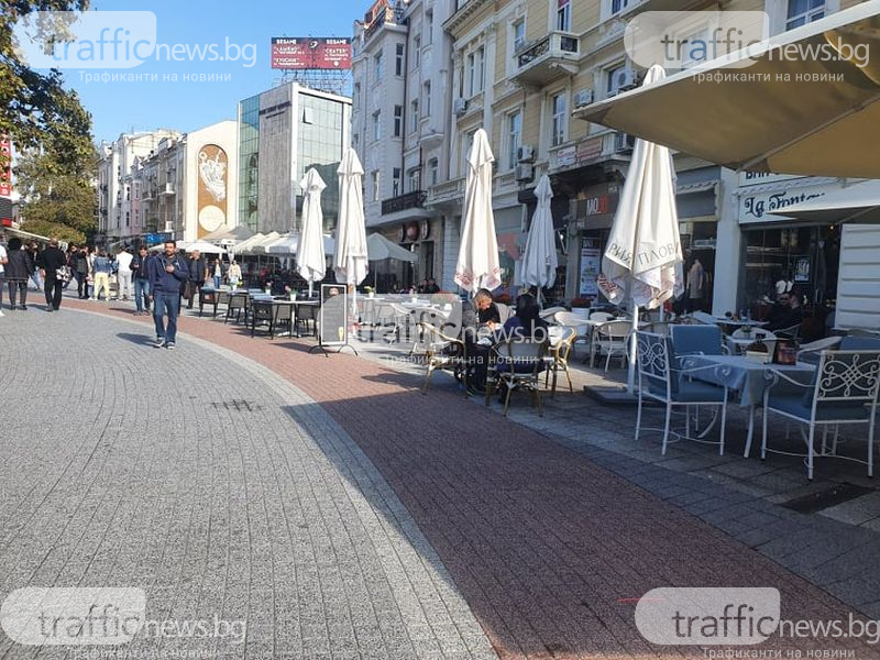 Пловдивчани препълниха главната, пият и пазаруват като за последно СНИМКИ 