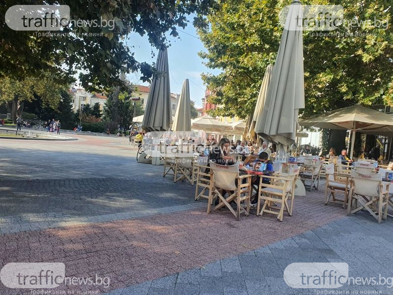 Пловдивчани препълниха главната, пият и пазаруват като за последно СНИМКИ 