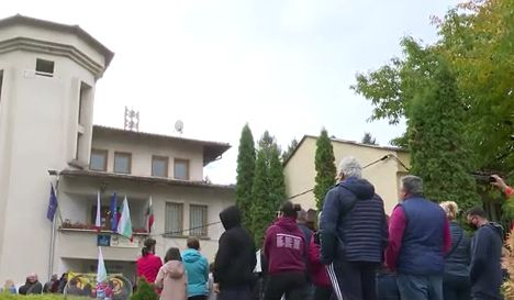 Най-голямото село в България на бунт срещу приближена на Петков и Василев от схемата "Насекомо" ВИДЕО