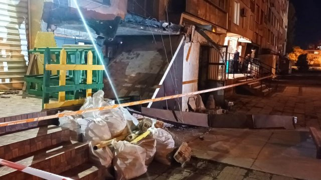 Козирка се стовари върху двама души в столицата СНИМКА 