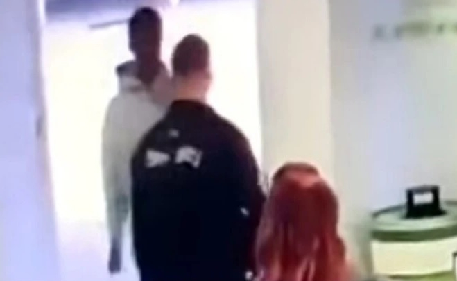Тъмнокож нападна охранител, възмездието бе мълниеносно ВИДЕО 18+