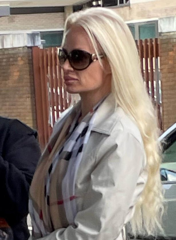 Британската Барби устрои погром в COVID болница и наби лекари СНИМКИ 18+