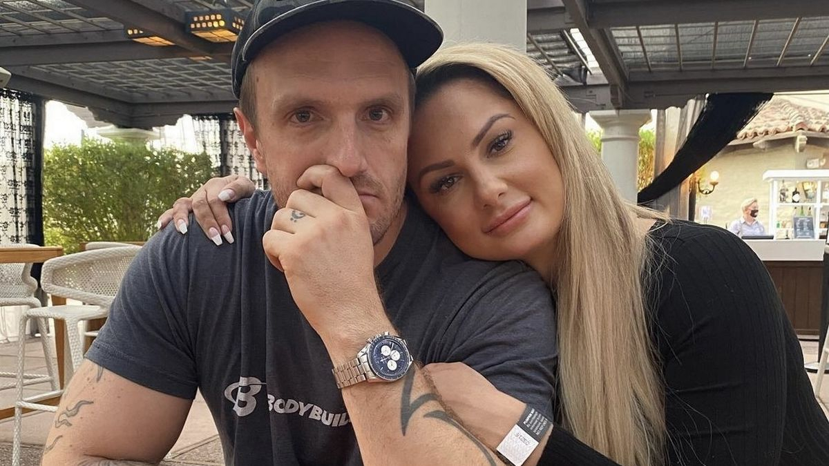 Едрогърда блондинка позволи на съпруга си да спи с други с цел да... СНИМКИ 18+
