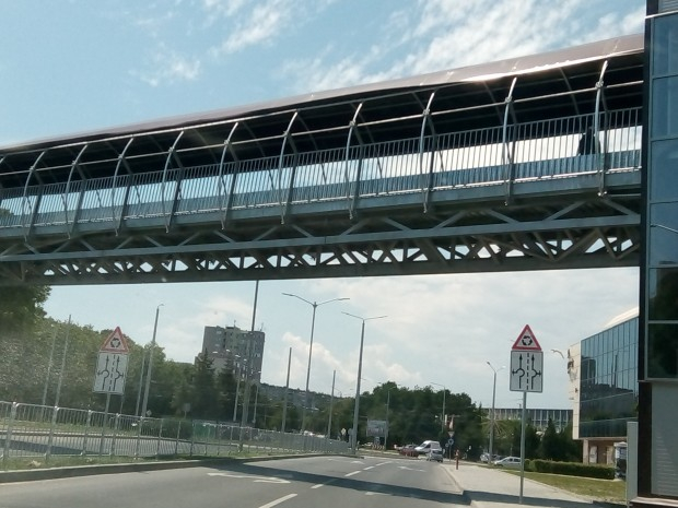 Кошмар: Мъж умря в асансьора на пасарелка във Варна