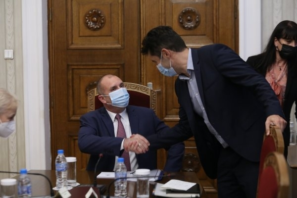 Експерти се хванаха за гушите заради Петков, искат главата на Радев