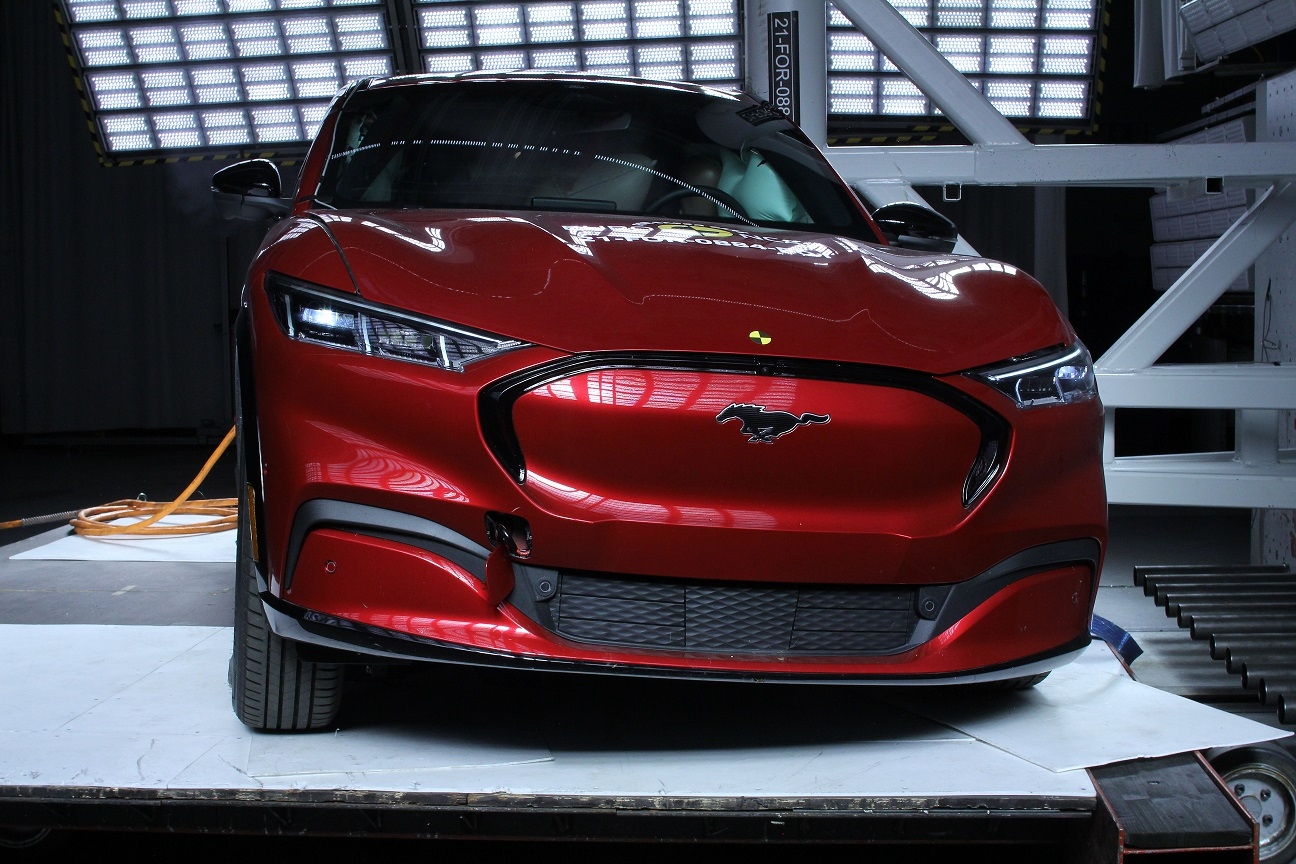 Двоен 5-звезден рейтинг за новия Ford Mustang Mach-E