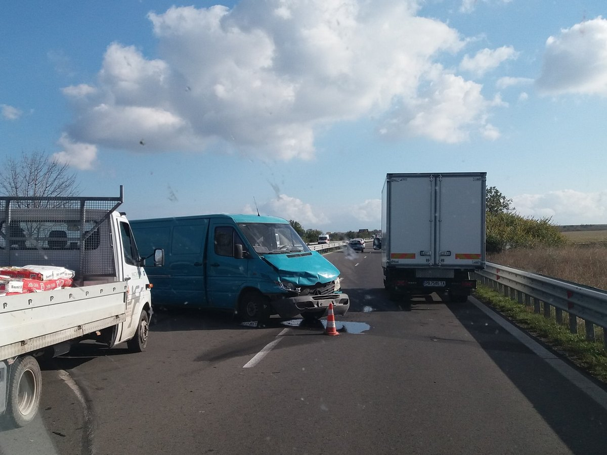 Катастрофа затапи входа на Бургас, мазало е СНИМКИ