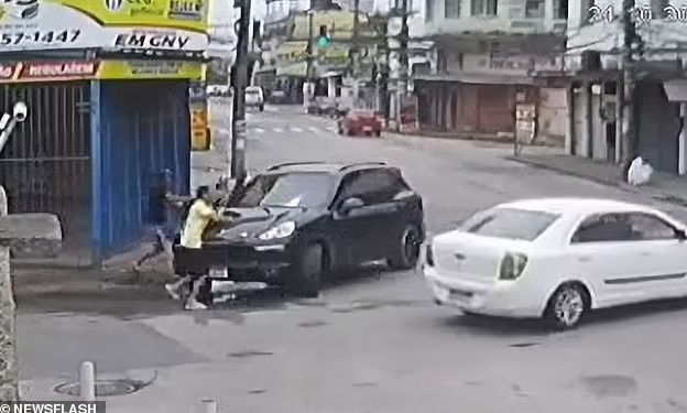 Монтьор качи гаджето си в Порше, но изживя огромен ужас ВИДЕО