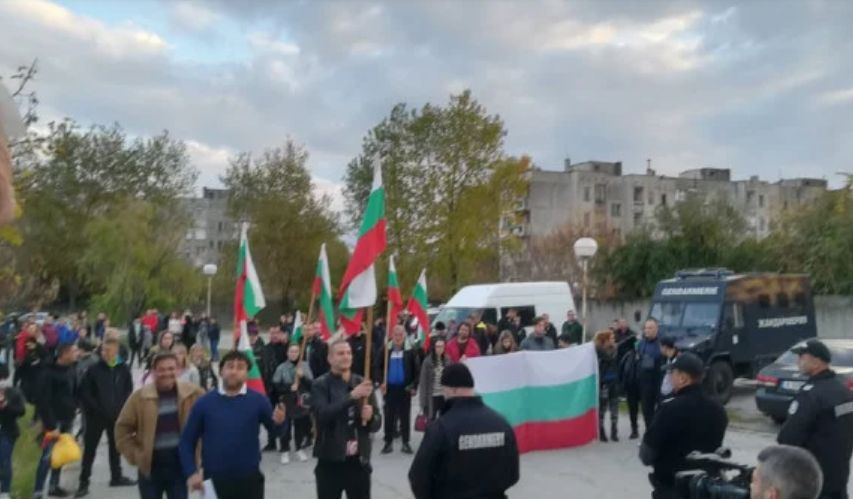 В Харманли ври и кипи след дивашкото меле с бежанци и погром на пъпа на града