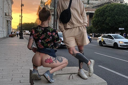 Рускиня беше задържана за СНИМКА 18+ по гол задник пред Исакиевския събор