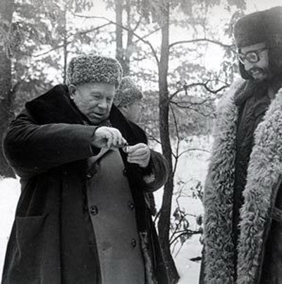 Ловните подвизи на съветските вождове: Хрушчов стрелял по кокошки, обвити в заешки кожи СНИМКИ