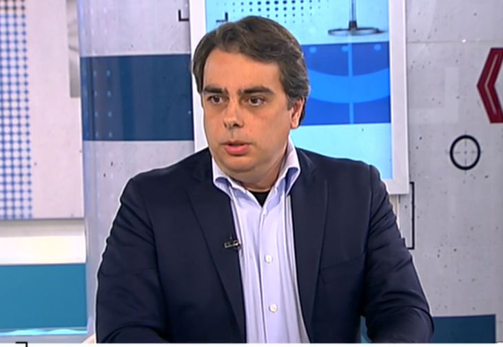 Лора Крумова с два култови лафа, постави в ъгъла Асен Василев, той хули КС заради К.П. и джендърите