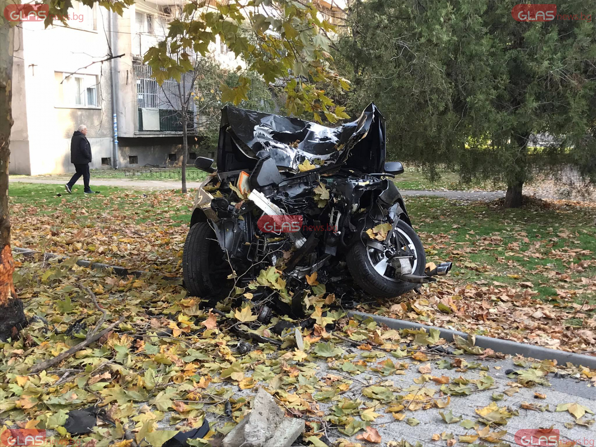 Първи СНИМКИ от мелето в Пловдив с младежи в размазано БМВ