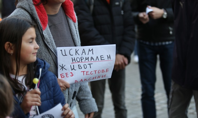 Гневни учители и родители замеряха с близалки МЗ заради детските тестове за К-19  