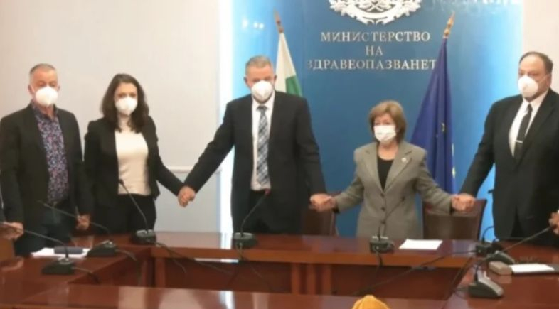 Джамбазки попиля Кацаров за парашаманските му ритуали, с които бори К-19