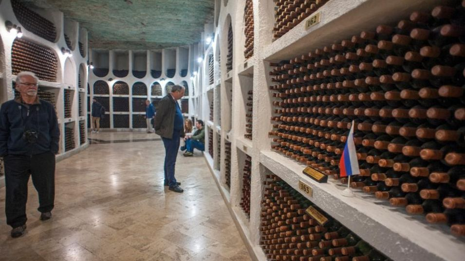 Зад стените на този луксозен подземен град Путин крие колекцията си от... СНИМКИ 