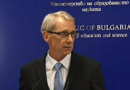 Просветният министър каза кога и кои деца се връщат в клас 