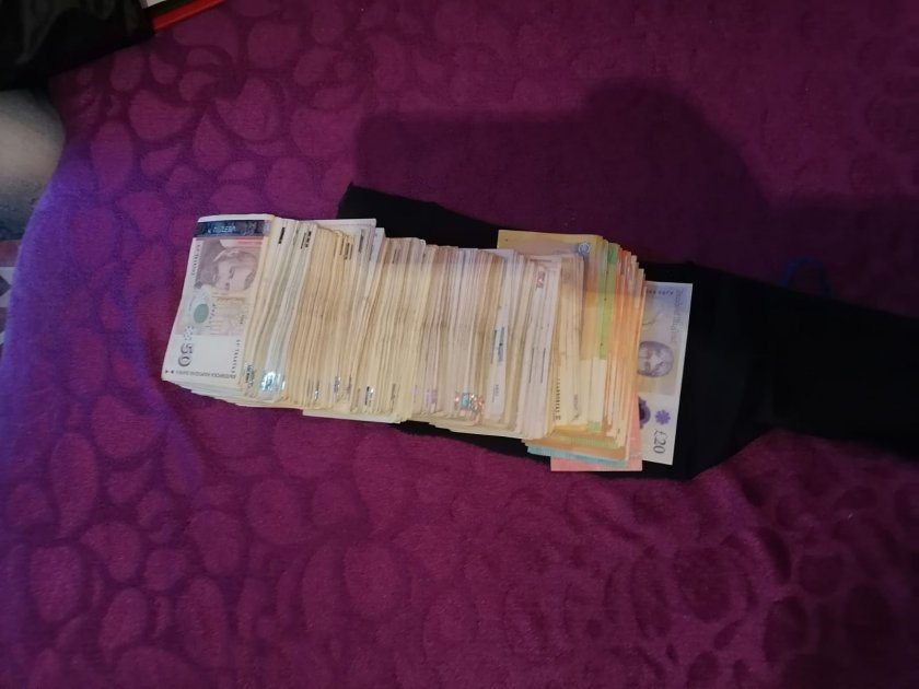 Списъци с имена и голяма сума пари са открити в дома на кметицата на Симеоновград
