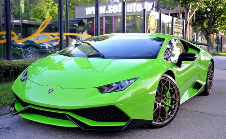 Зелен звяр Lamborgini Huracan за 300 бона хипнотизира София