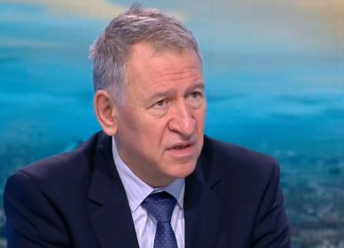 Екшън: Недоволни заградиха Кацаров на входа на bTV, а той заговори за...