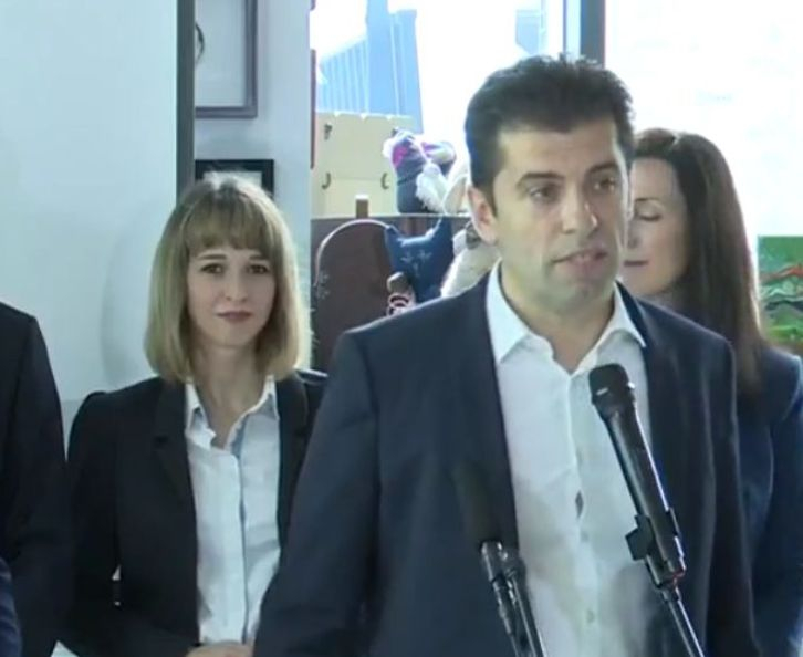Бащата на усмихнатата Деничка от ПП завлякъл с пари 10 човека във Врачанско