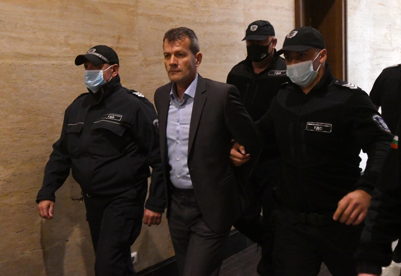 Боян Расате изригна: Долу демокрацията! Не се признавам за виновен!  СНИМКИ