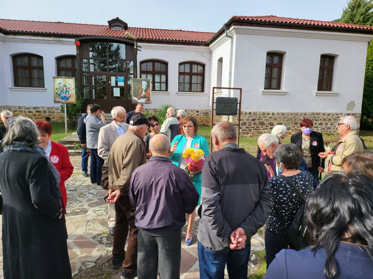 Нинова в Монтана: Болници, училища, детски градини, читалища да се върнат на регулирания пазар на ток