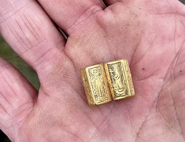 Медицинска сестра се натъкна на нещо миниатюрно, което ще ѝ донесе милиони СНИМКИ