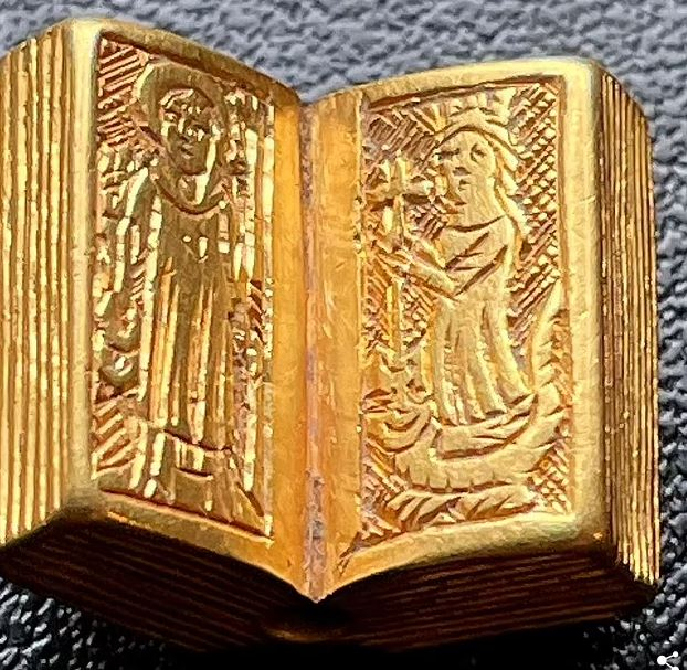 Медицинска сестра се натъкна на нещо миниатюрно, което ще ѝ донесе милиони СНИМКИ