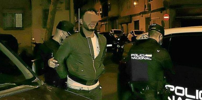 Нелегални бежанци свалиха самолет, а полицията...