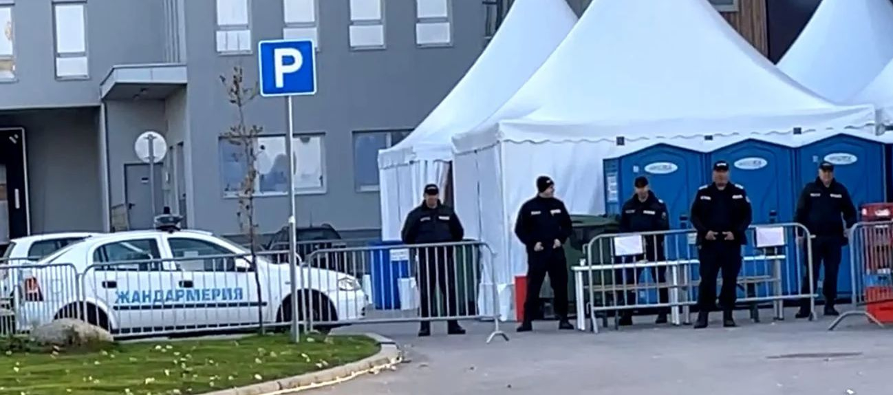 Първо в БЛИЦ! МВР и ДАНС нахлуха в склада, посочен от Бойко Борисов