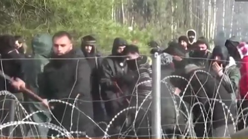 Кошмарно ВИДЕО от атака на хиляди бежанци, нахлуващи в Полша ВИДЕО
