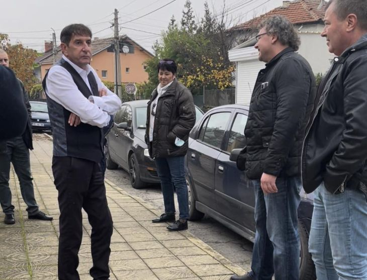 Възмутени от Рашковите репресии хора спряха с жива верига полицаи, дошли да обискират бизнесмен