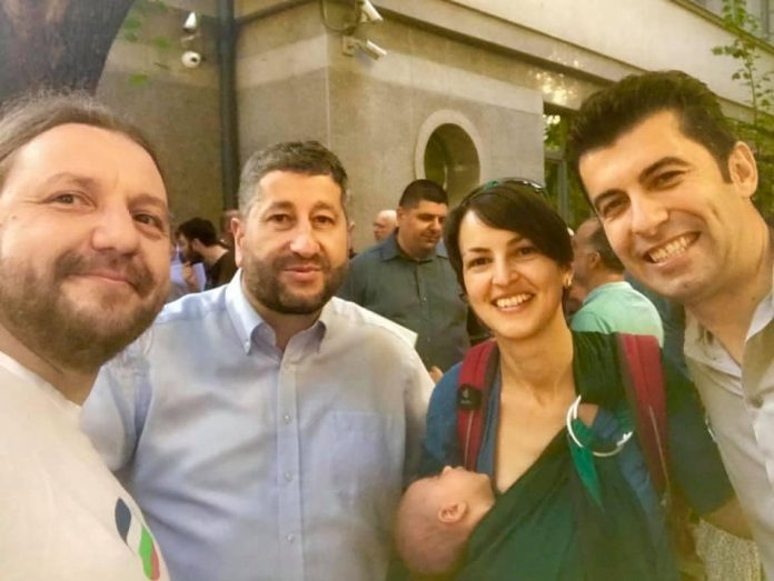 В тайни преговори Петков и Иванов вече раздадоха министерски кресла на тези хора! Радев решава за...