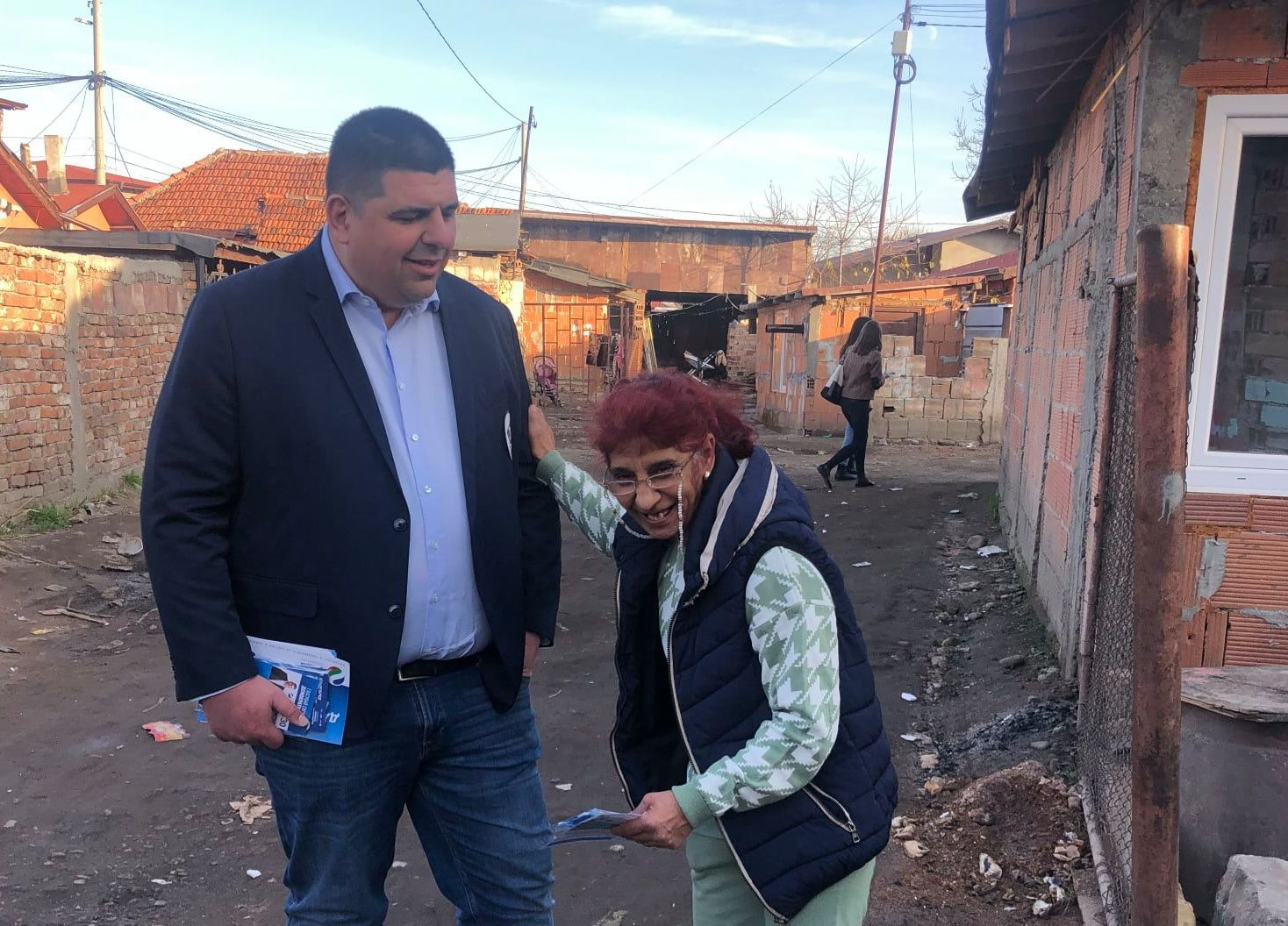 Какво прави Иво Мирчев в циганската махала ден преди изборите? СНИМКИ