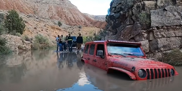 Вижте как извадиха от река джип за над 150 хиляди лева ВИДЕО