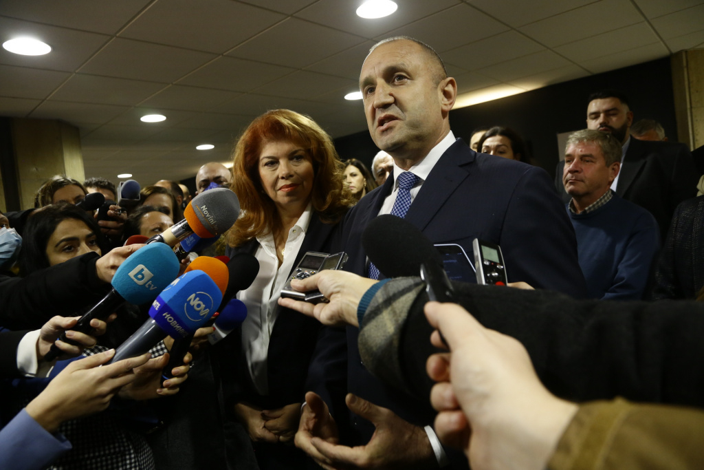 Румен Радев събра по спешност властта, ето какво се слува!