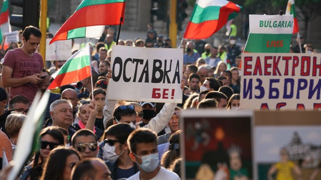 Политолог: Радев изчегърта единствено "полезните идиоти" от партиите на протеста