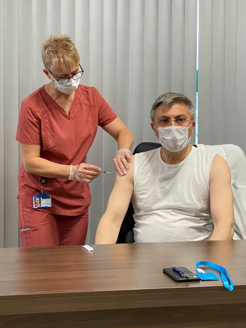 За пример: Ръководството на ДПС си сложи бустерна доза ваксина срещу К-19 СНИМКИ