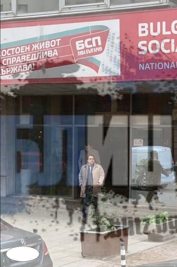 Фото бомба в БЛИЦ! Кирил Петков и Асен Василев на крака при Корнелия Нинова