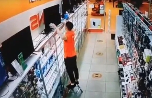 Не е истина какво му се случи на този служител на магазин ВИДЕО